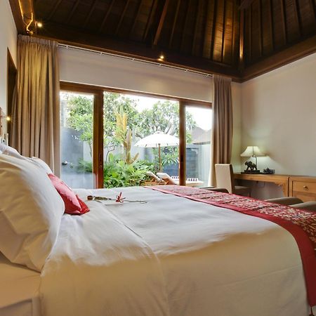 Koenokoeni Villa Seminyak Rum bild